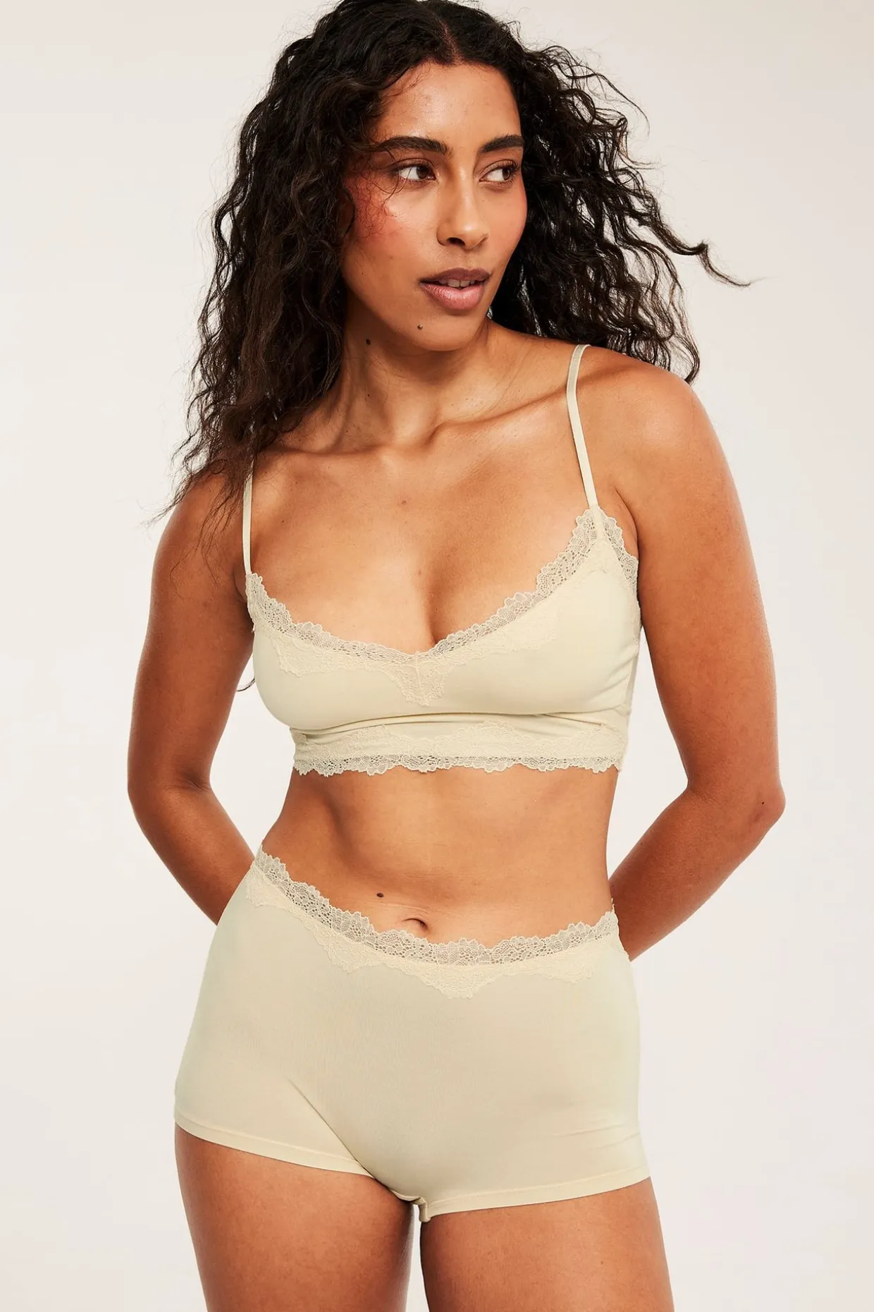 Blondebralette i modal