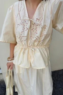 Bluse i bomullspoplin med broderi og knytebånd