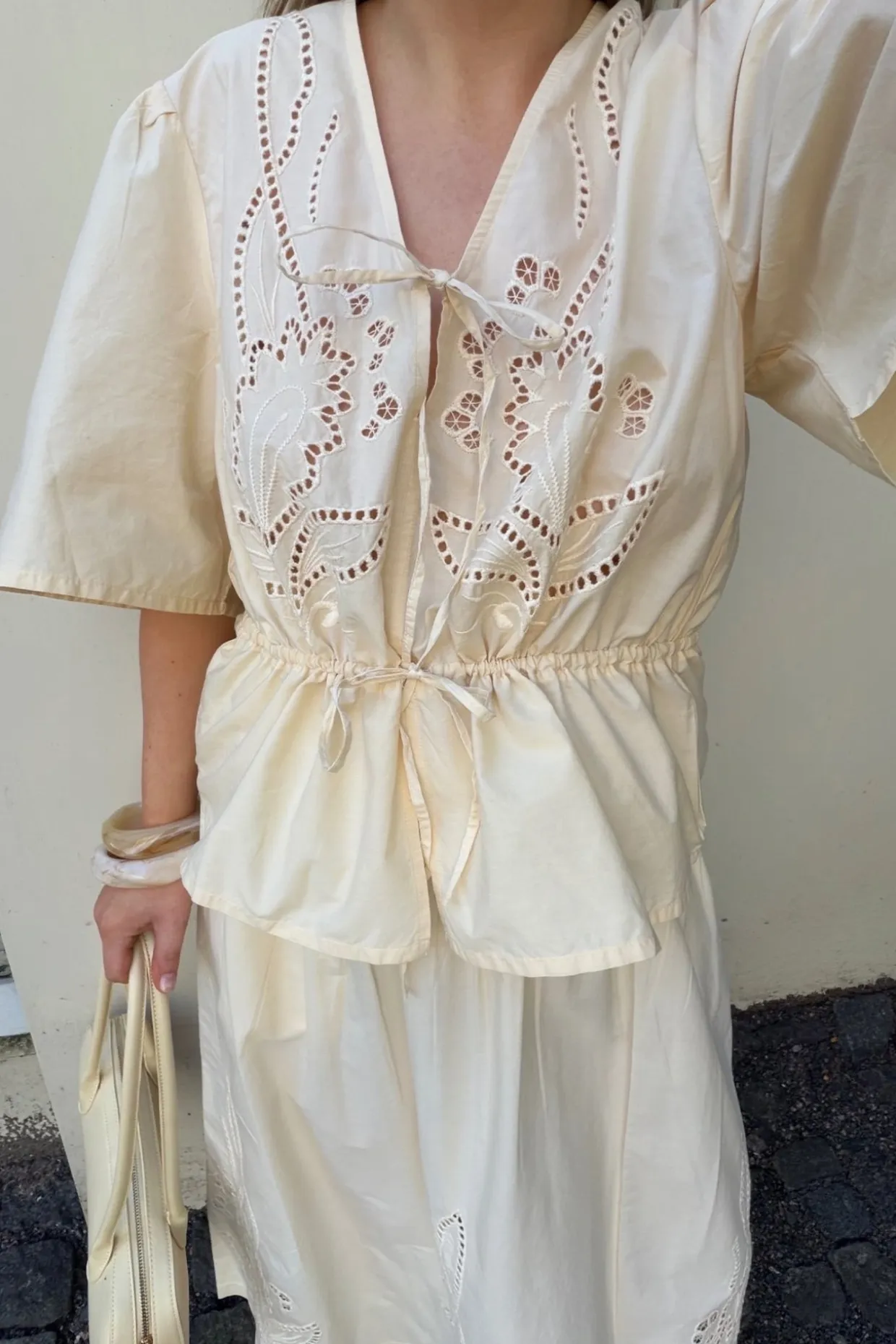 Bluse i bomullspoplin med broderi og knytebånd