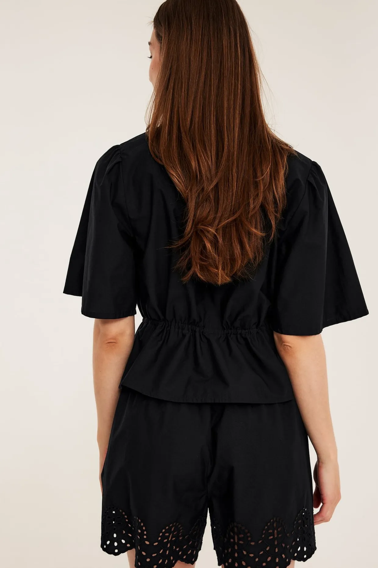 Bluse i bomullspoplin med broderi og knytebånd