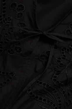 Bluse i bomullspoplin med broderi og knytebånd