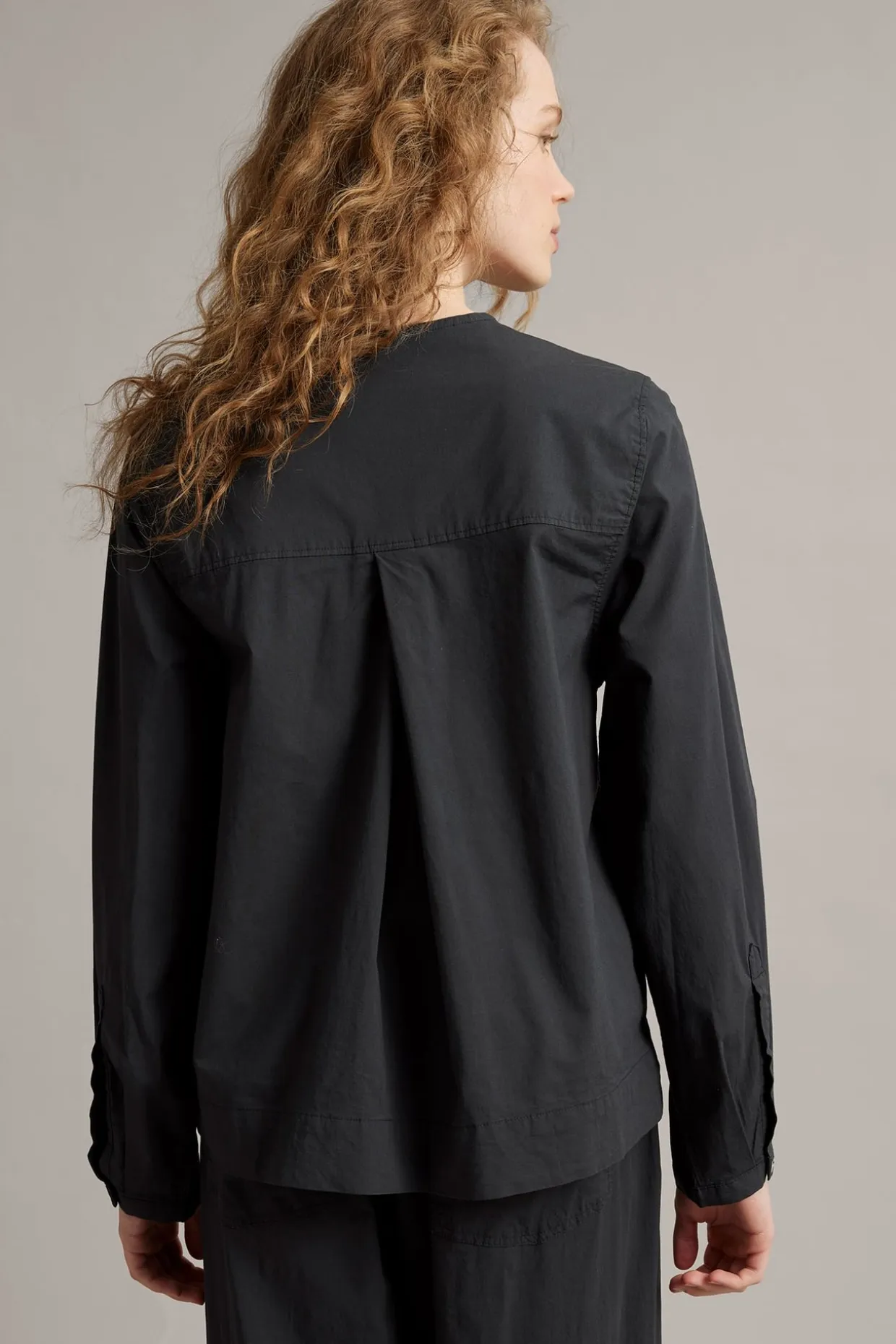 Bluse med avtakbar volang