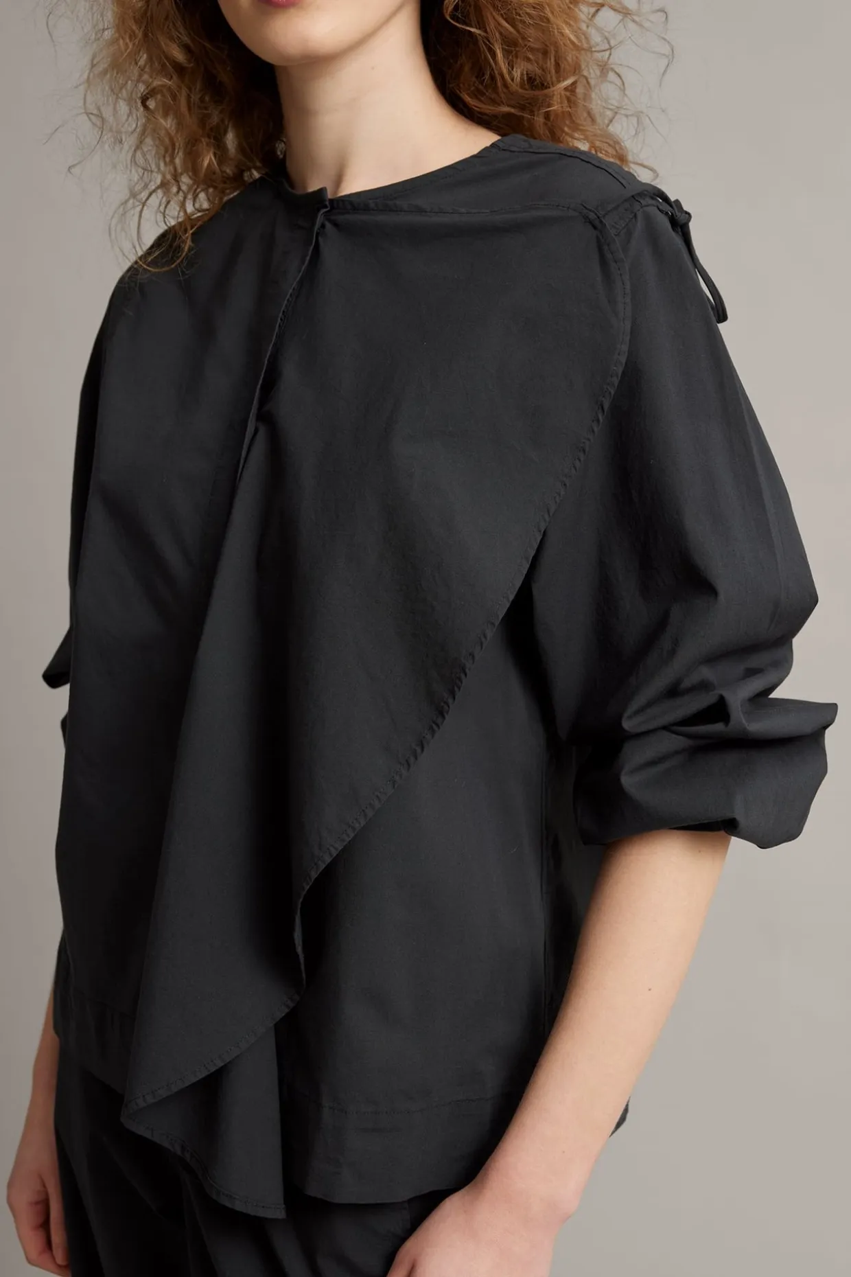 Bluse med avtakbar volang