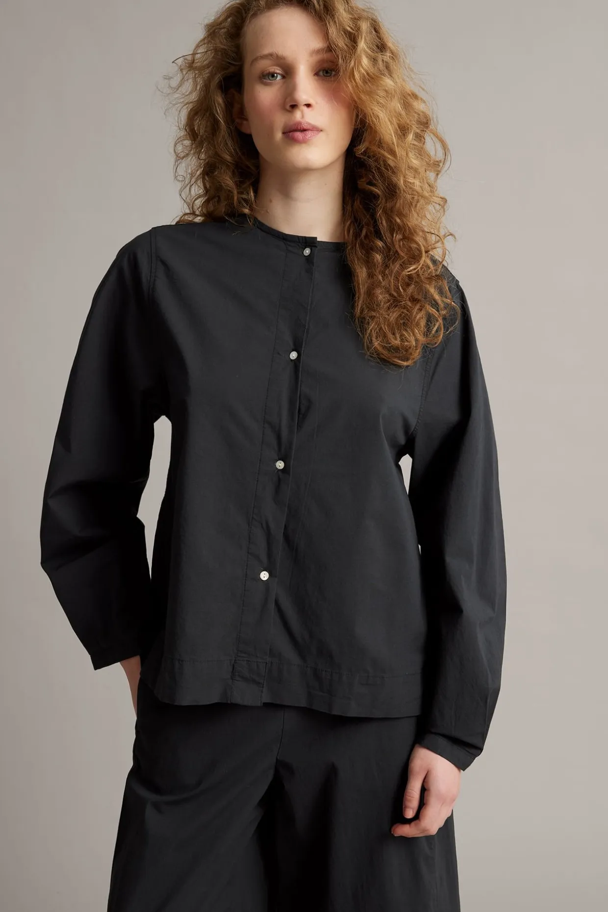 Bluse med avtakbar volang