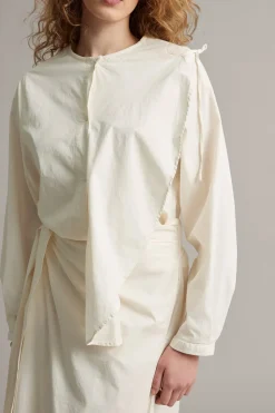 Bluse med avtakbar volang