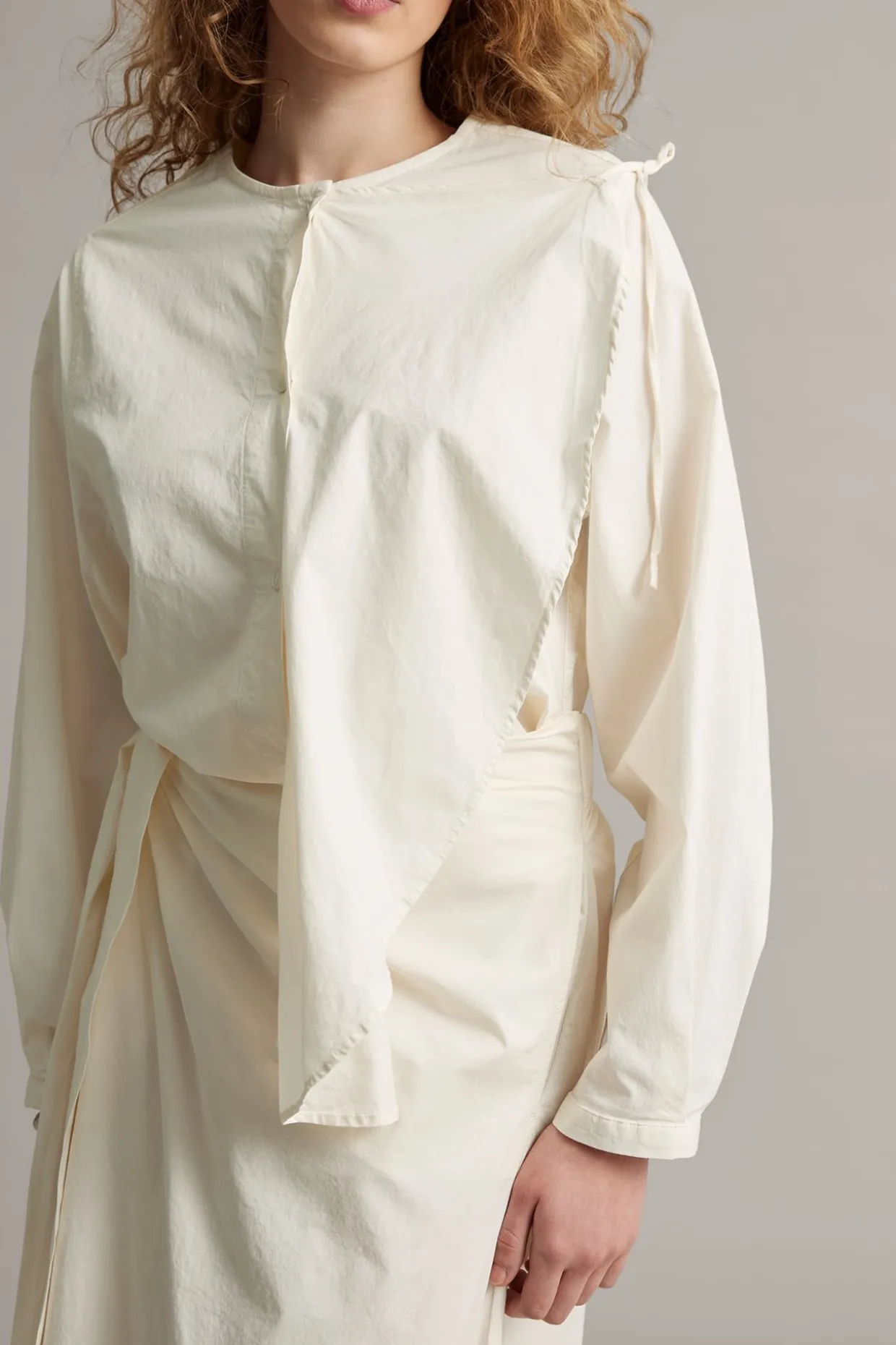 Bluse med avtakbar volang