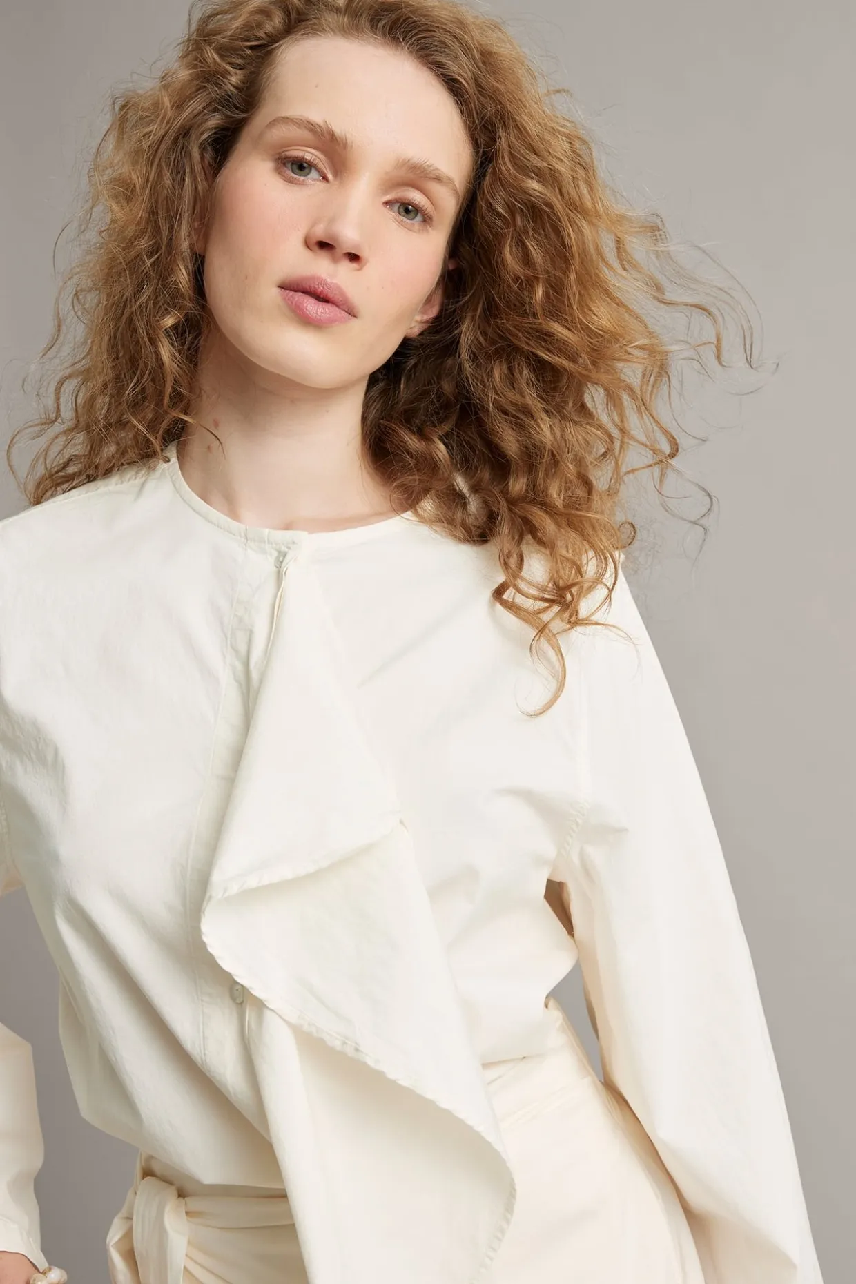 Bluse med avtakbar volang