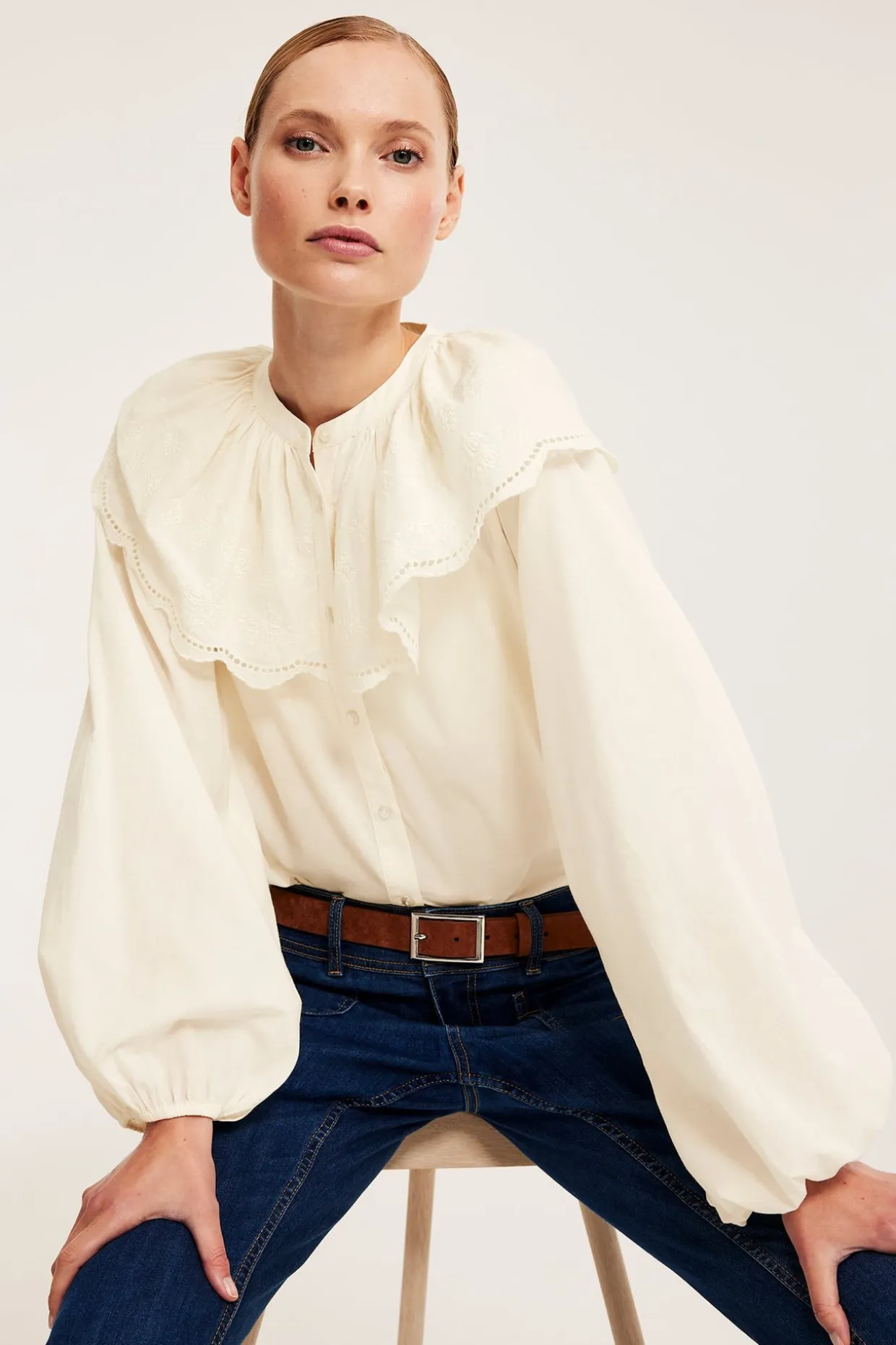 Bluse med brodert kappe