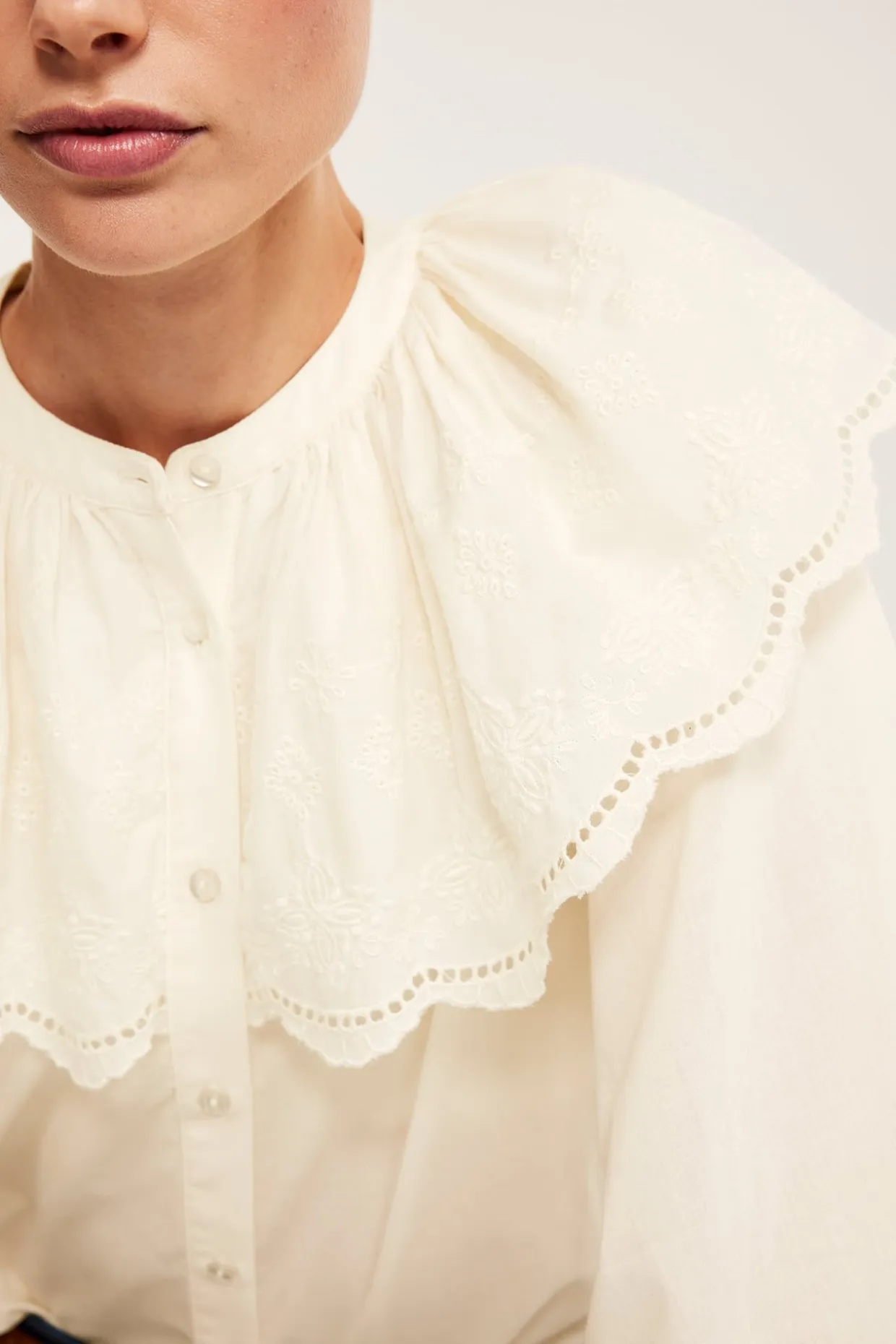Bluse med brodert kappe