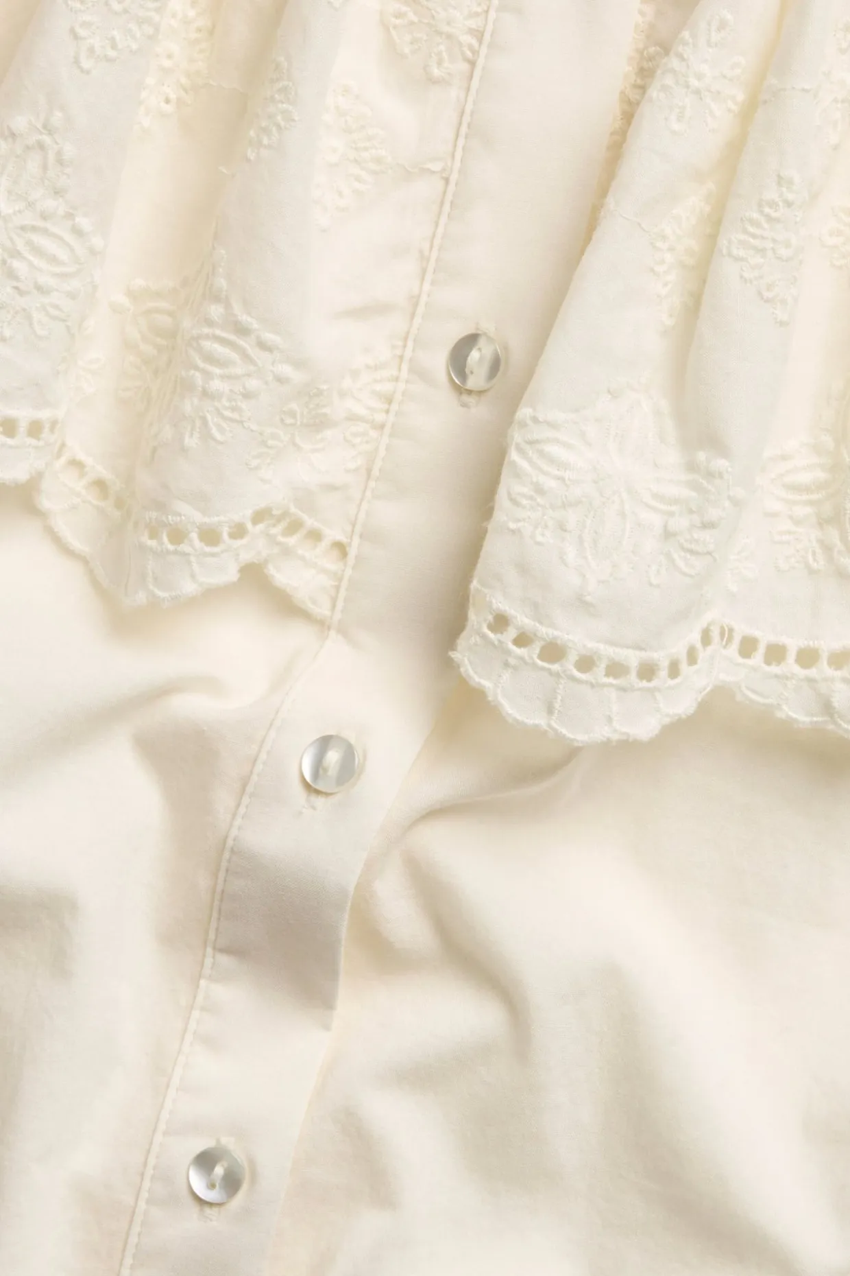Bluse med brodert kappe