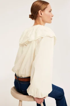 Bluse med brodert kappe