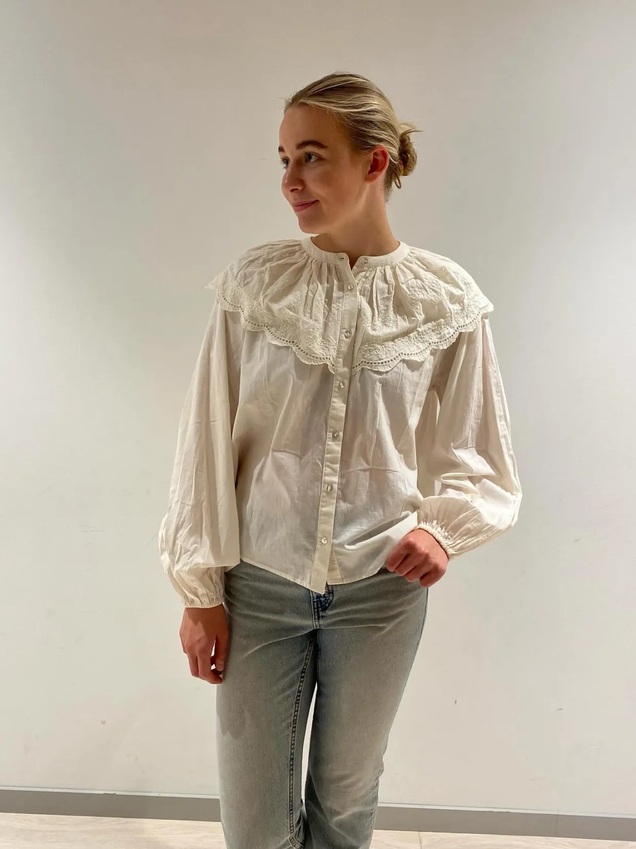 Bluse med brodert kappe