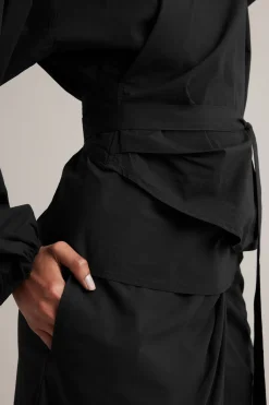 Bluse med overlappende snitt og ballongermer