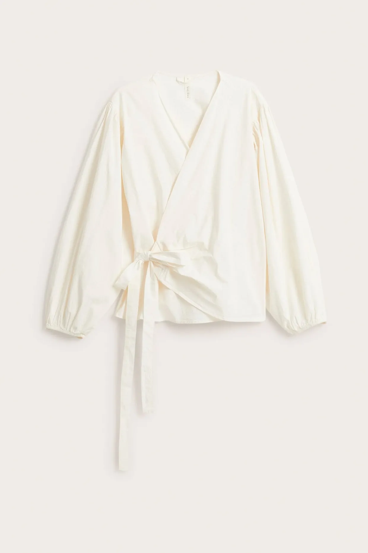 Bluse med overlappende snitt og ballongermer