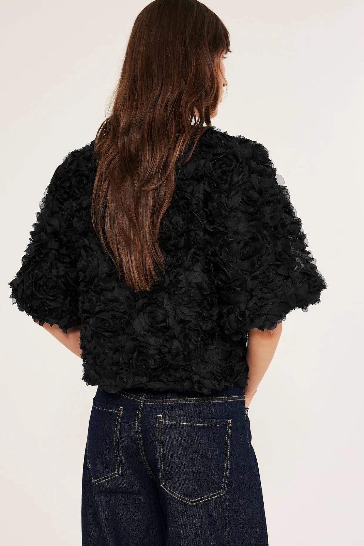 Bluse med puffermer og knyting