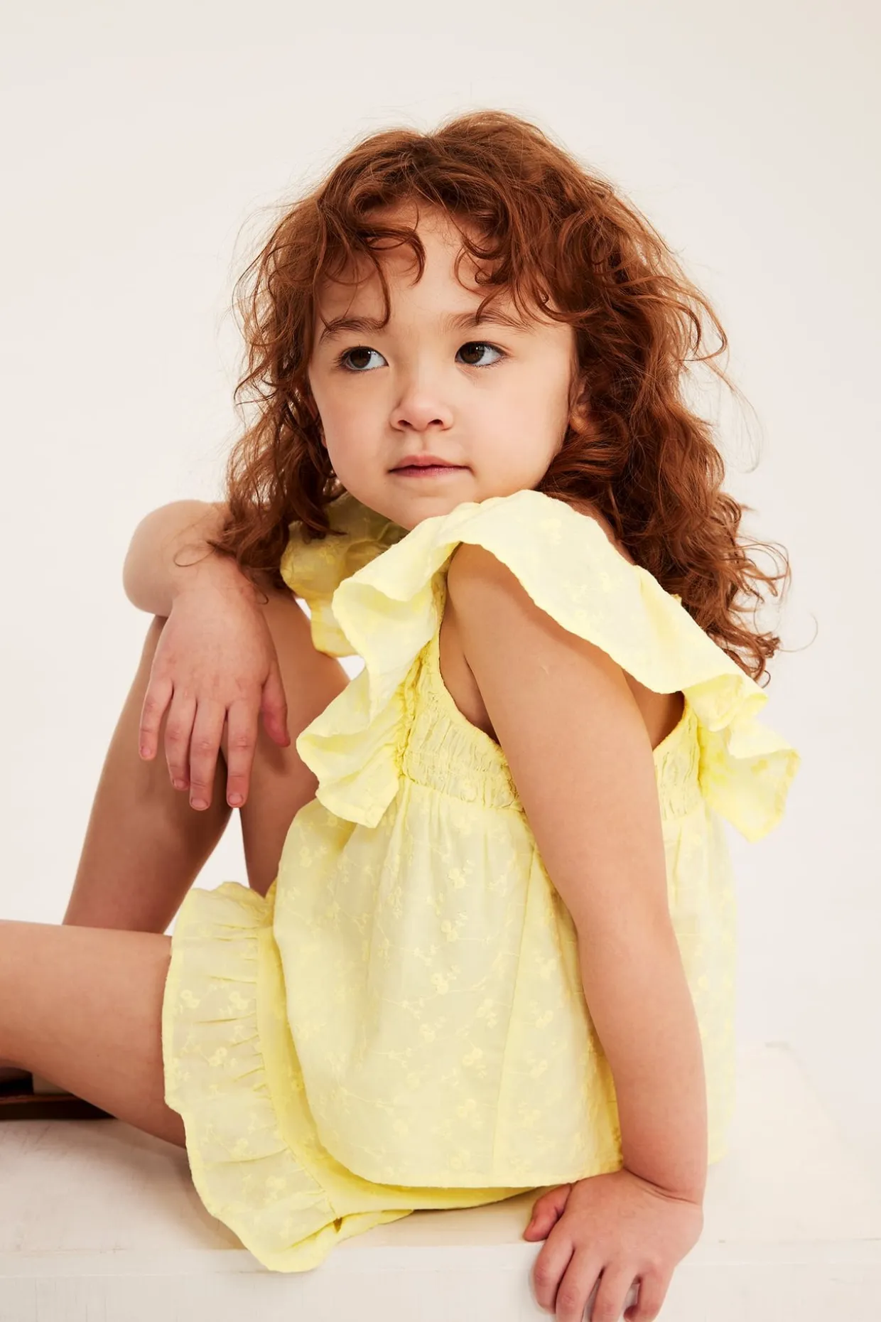 Bluse med volanger og broderi