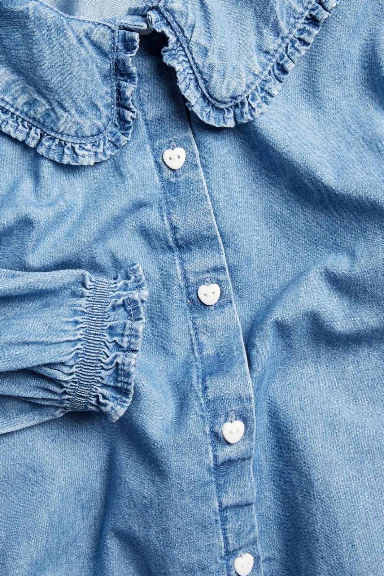 Bluse med volangkrage i bomullsdenim