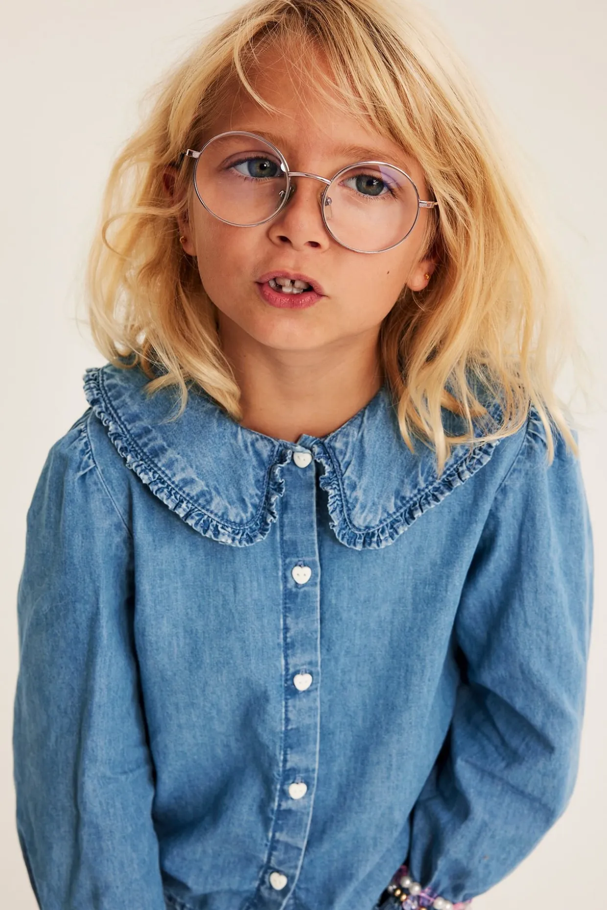 Bluse med volangkrage i bomullsdenim