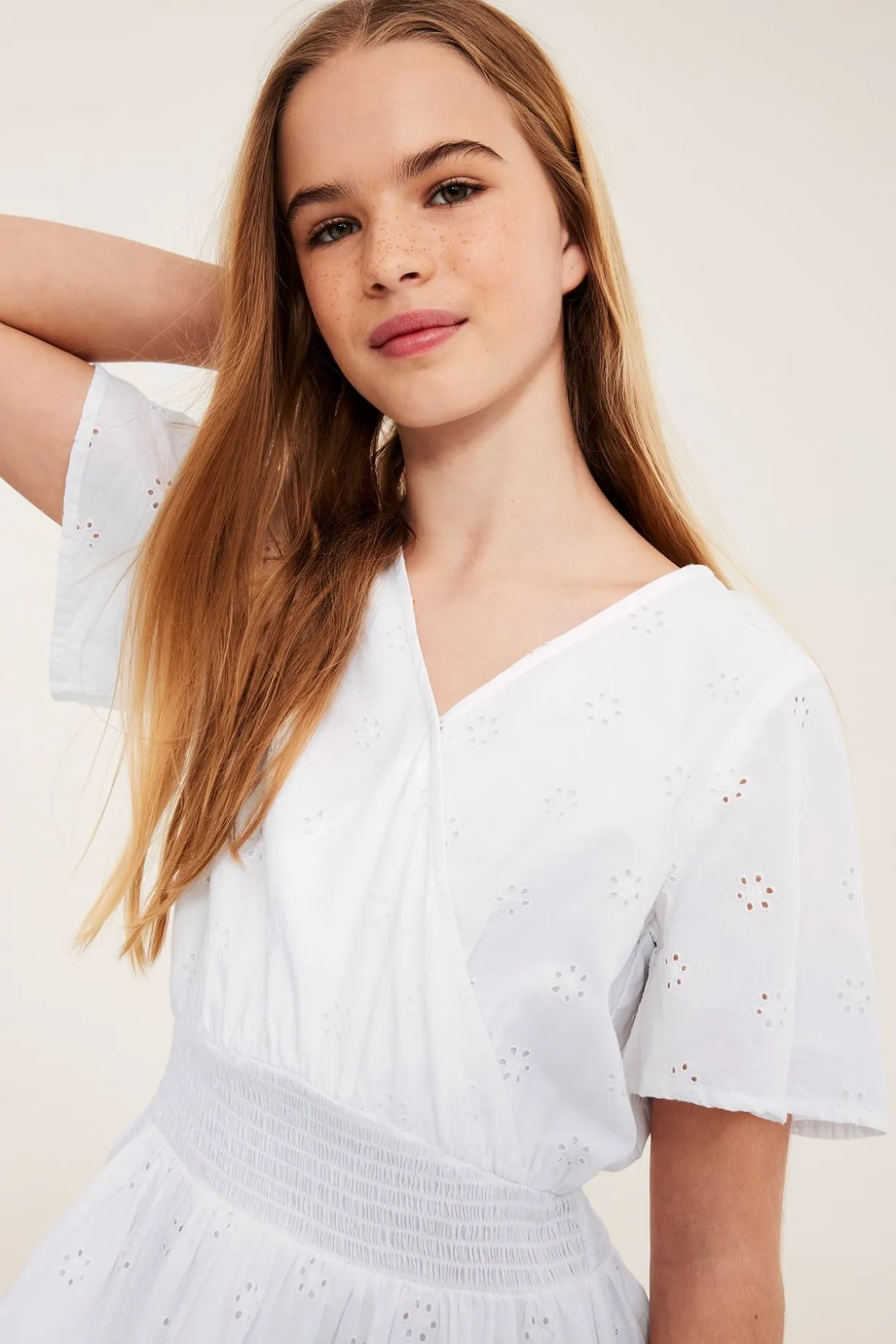 Bomullskjole med volanger og broderie anglaise