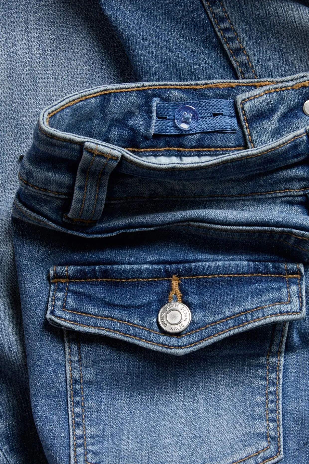 Bootcut jeans med lav midje og tofargede ben