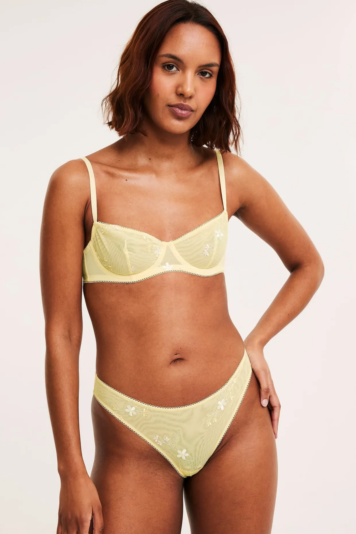 Brazilian-truse i mesh med broderi