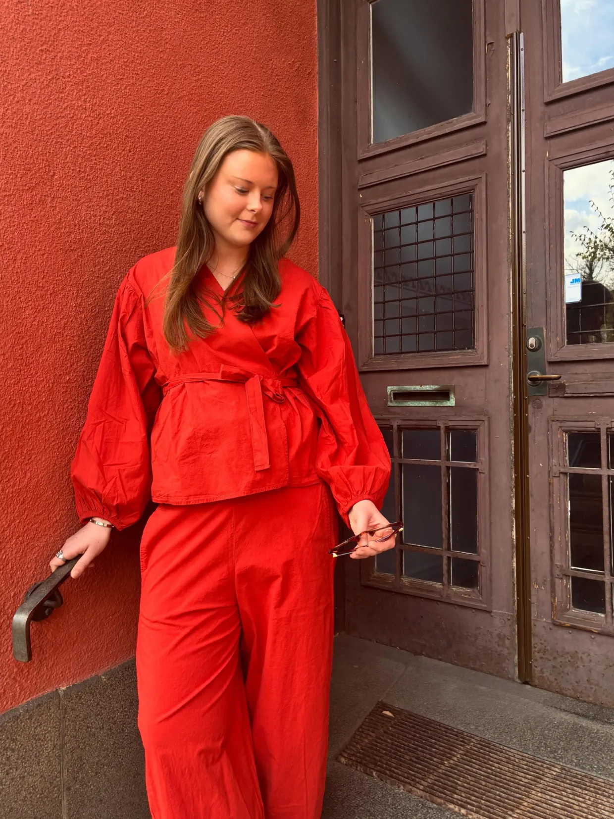 Bukser i bomull og viskoseblanding med barrel-passform