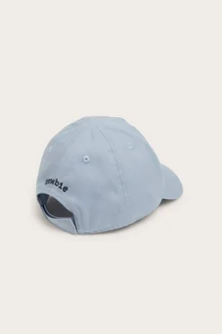 Caps med brodert seilbåt