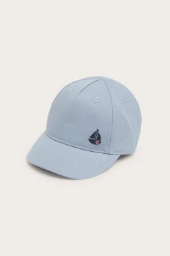 Caps med brodert seilbåt