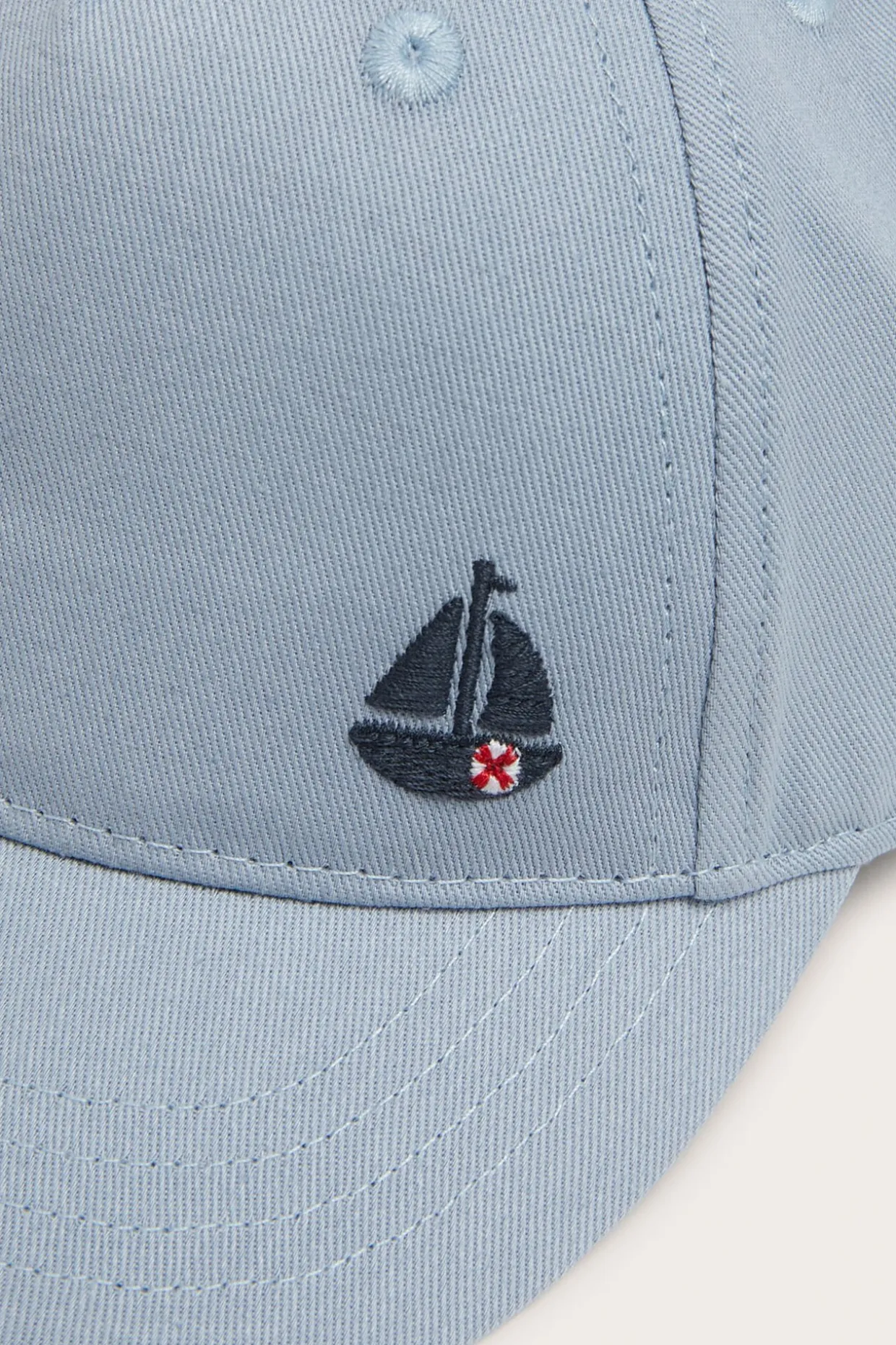 Caps med brodert seilbåt