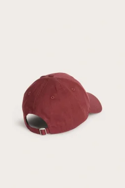 Caps med brodert tekst