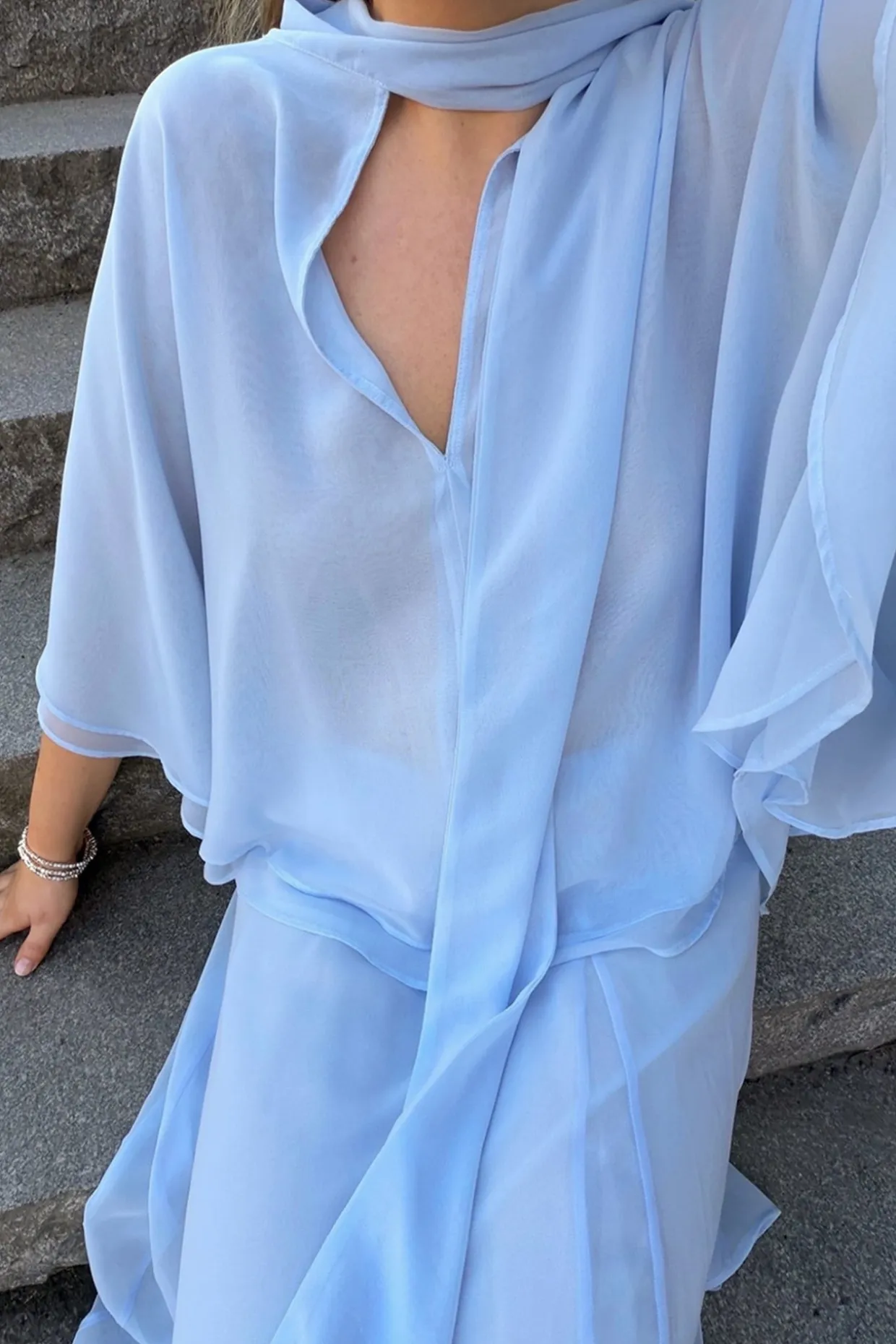 Chiffonbluse med kappesilhuett
