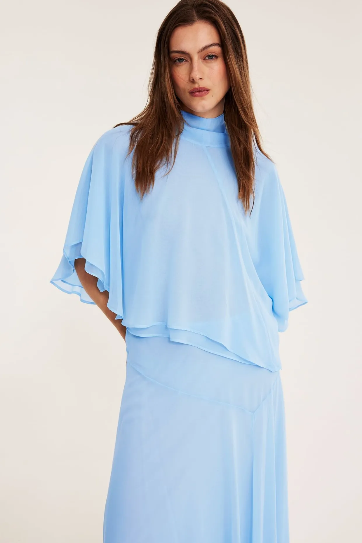Chiffonbluse med kappesilhuett