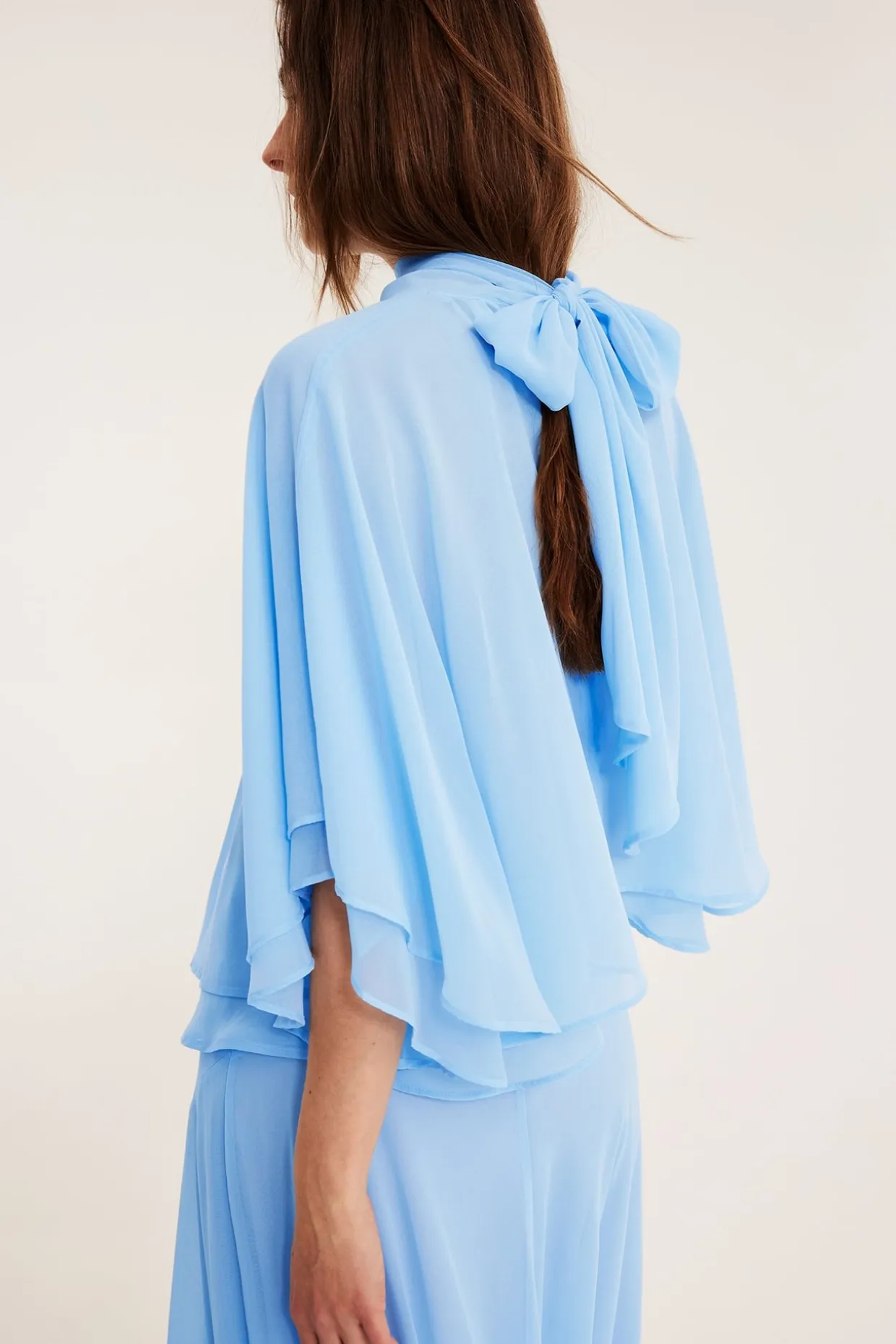 Chiffonbluse med kappesilhuett