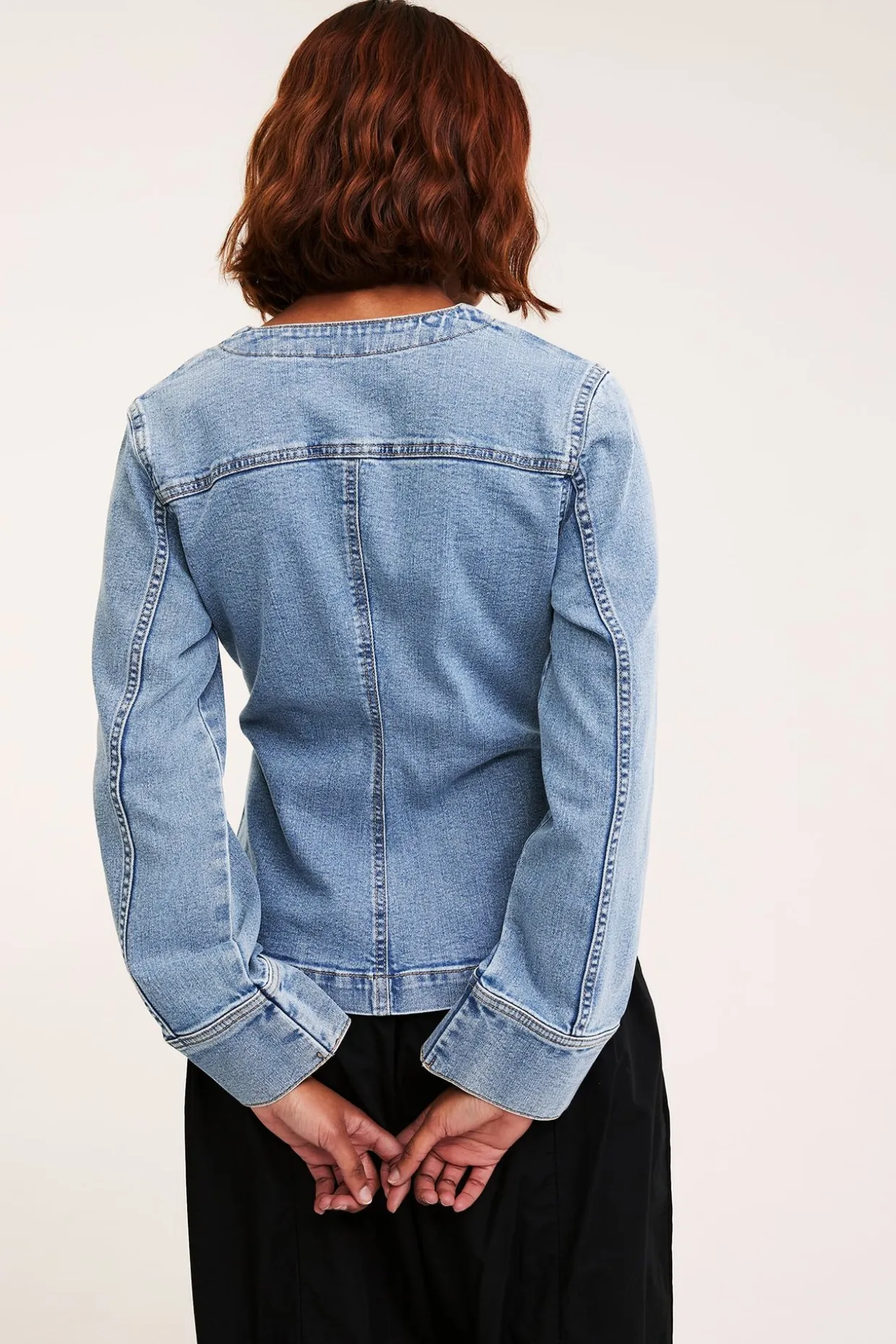 Denimbluse med markert midje