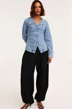 Denimbluse med markert midje