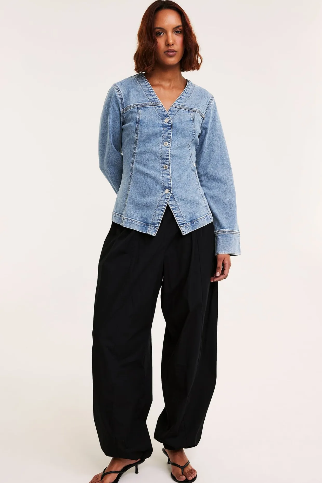 Denimbluse med markert midje
