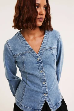 Denimbluse med markert midje