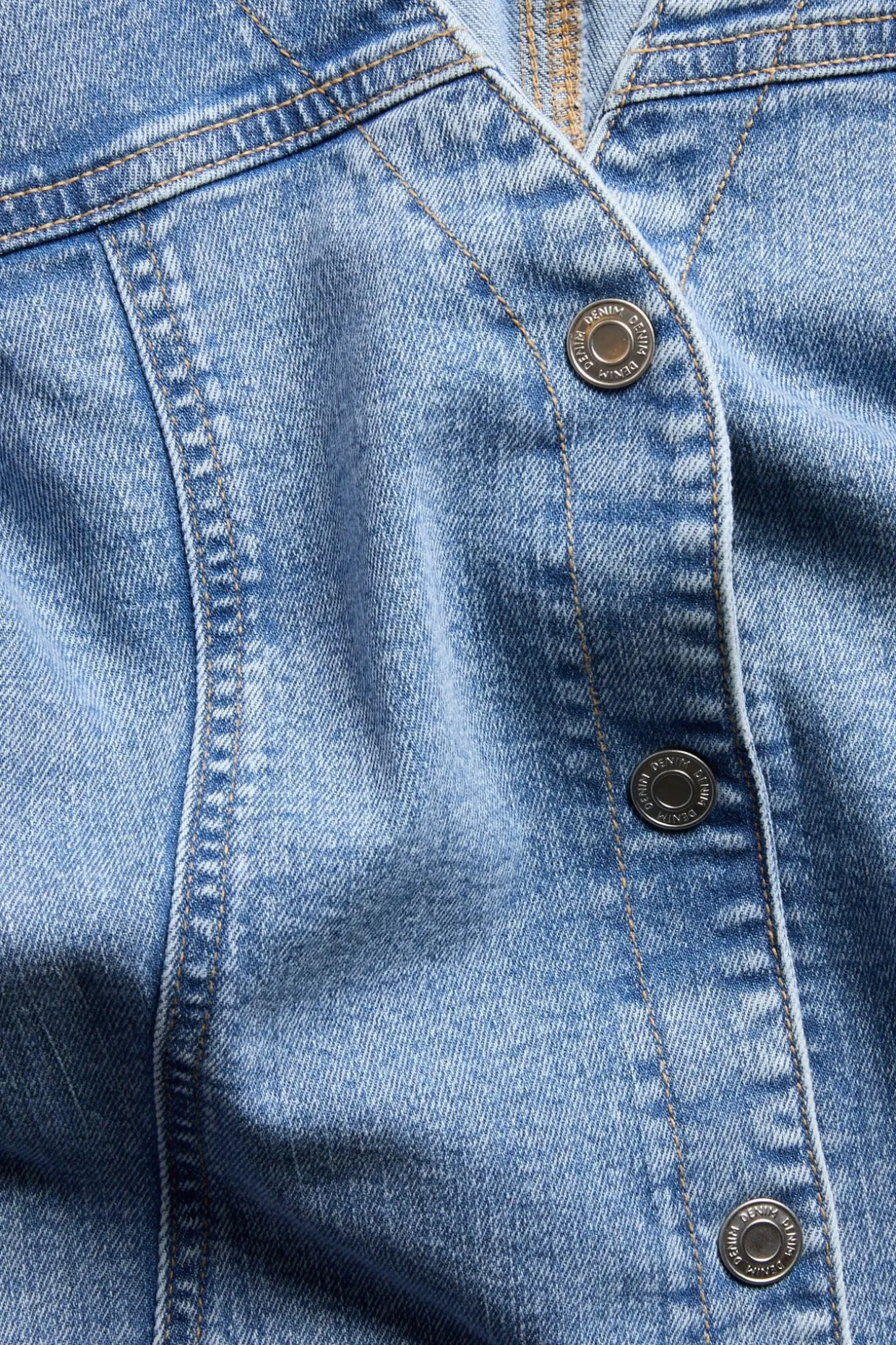 Denimbluse med markert midje