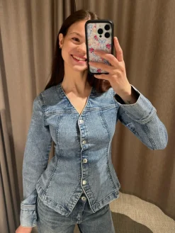 Denimbluse med markert midje