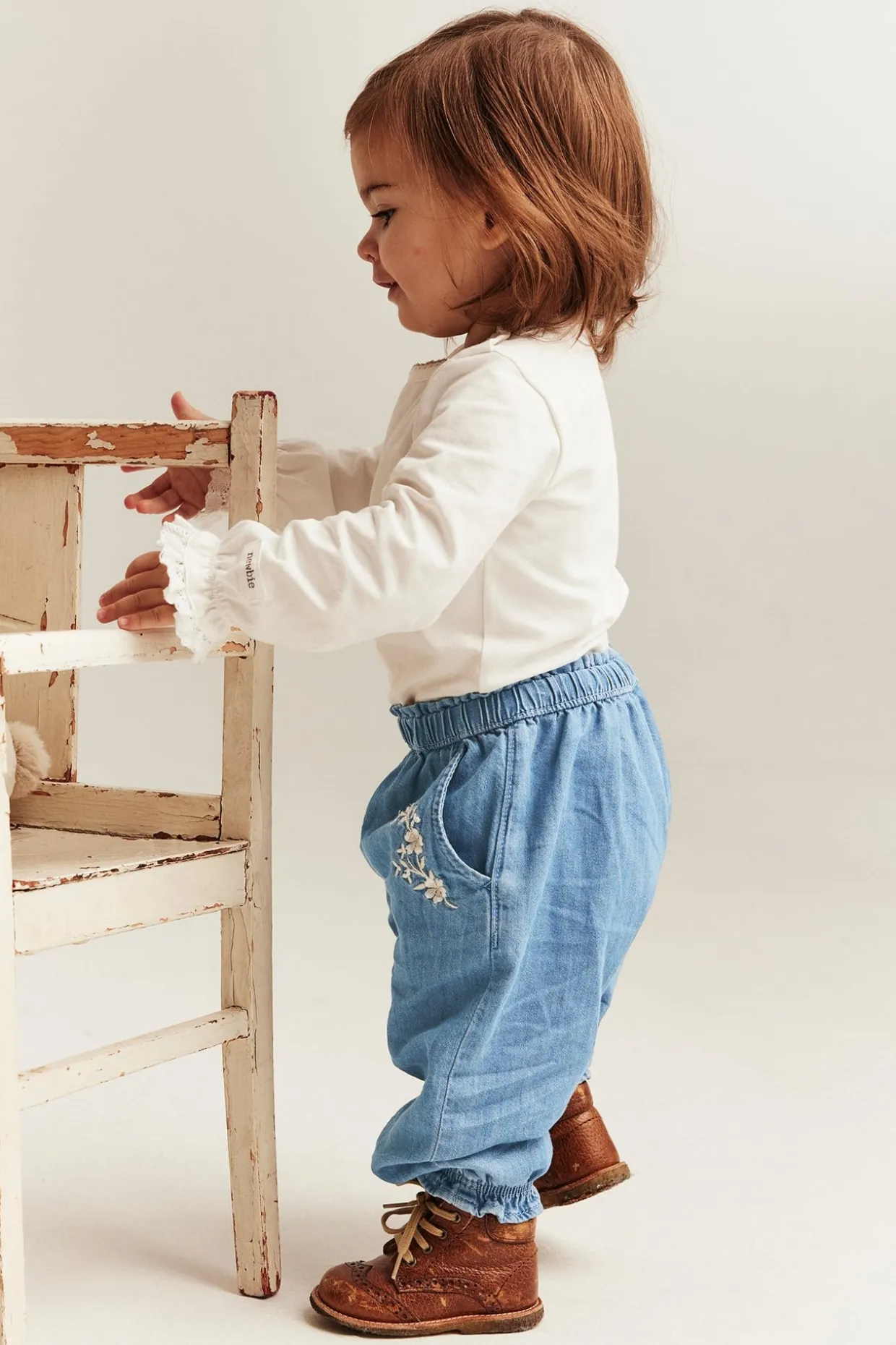 Denimbukse med blomsterbroderier