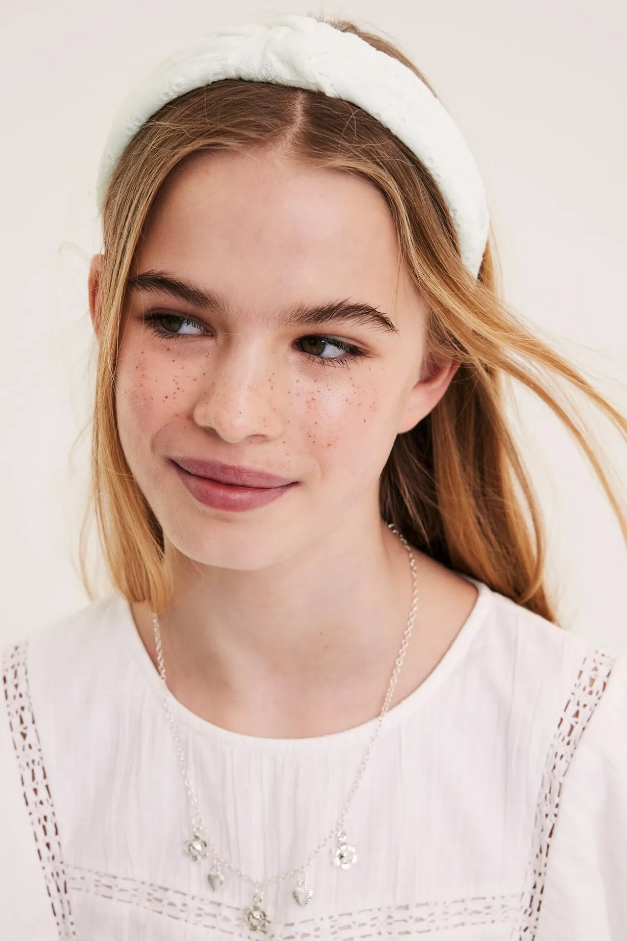 Diadem med broderie anglaise