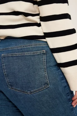 Embracing jeans high waist