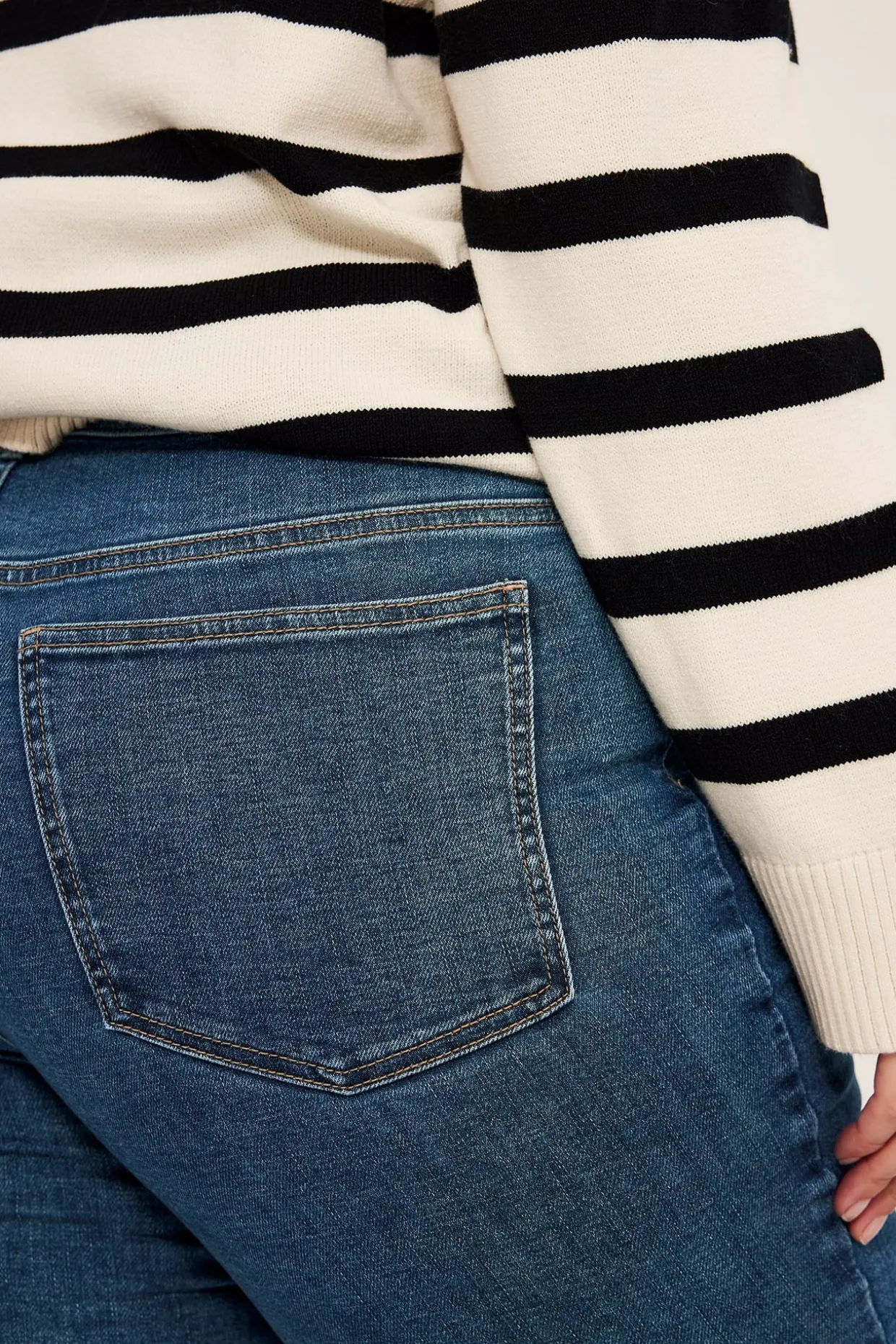 Embracing jeans high waist