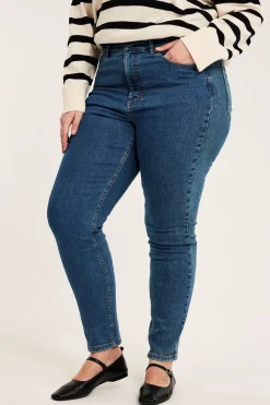 Embracing jeans high waist