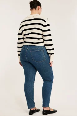 Embracing jeans high waist