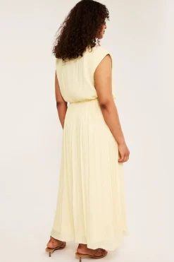 Ermeløs kjole i chiffon