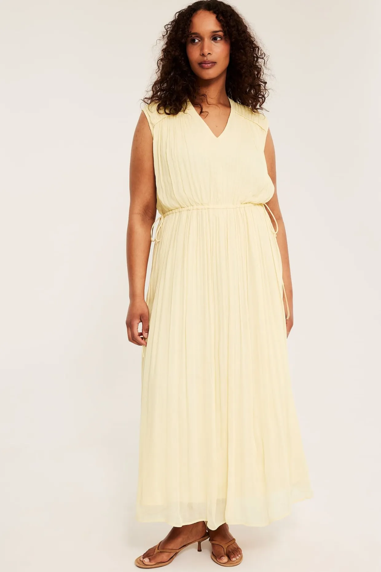 Ermeløs kjole i chiffon