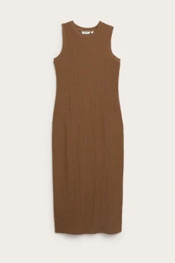 Ermeløs midikjole i strukturert stoff