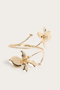 Et stivt armbånd med blomster