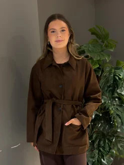 Jakke i imitert semsket skinn